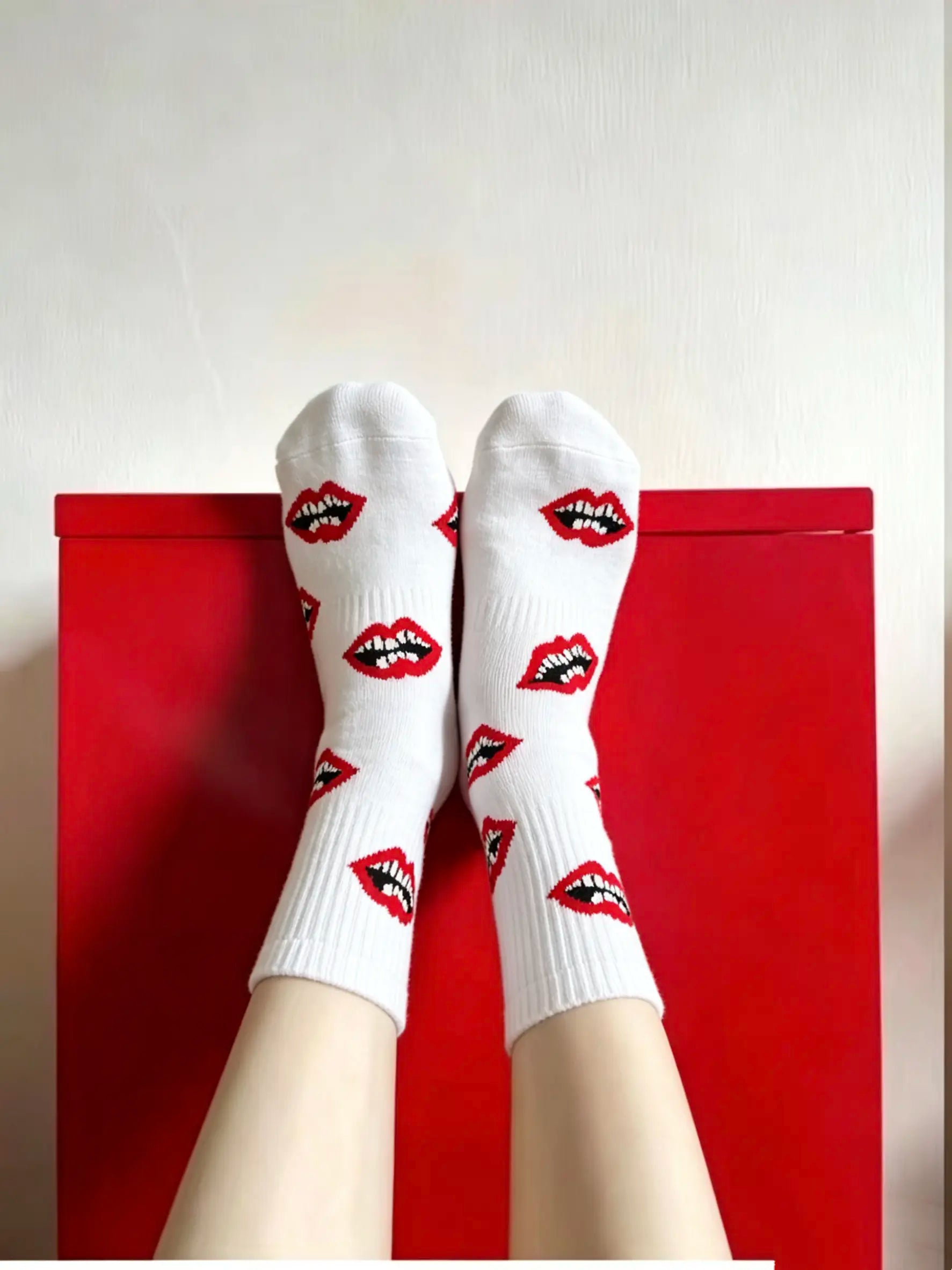 Happy to Socks Unisex Mid-Calf Socks, European & American Trendy Thick-Soled Lip Socks, Ideal Couple Gift