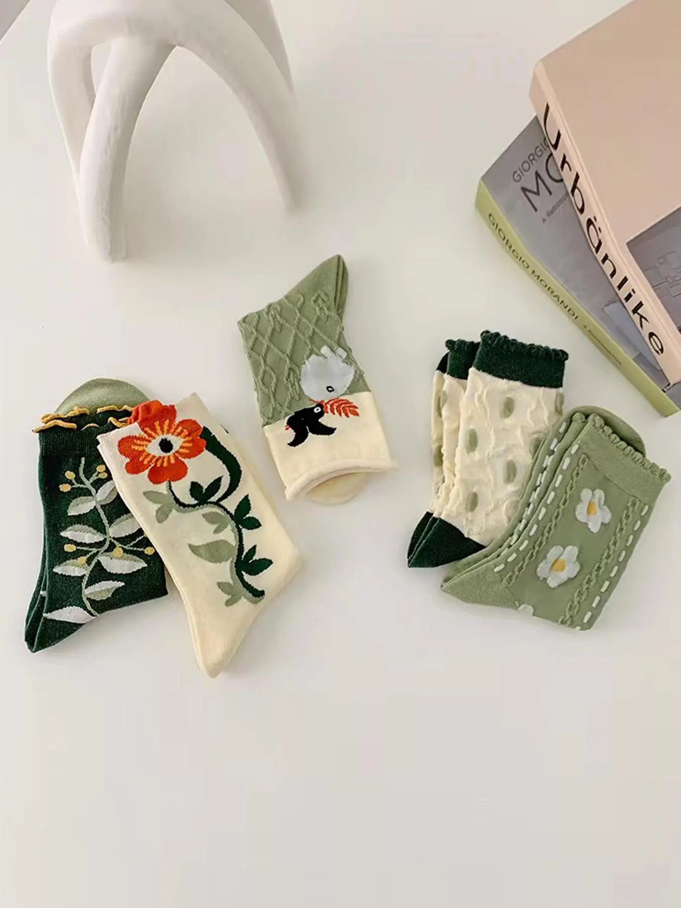 Women'S Vintage Floral Print Crew Socks, Fashion Casual Elegant Comfy Breathable Stretchy Knitting Medium Fit Socks, Women Socks for All Seasons Daily Wear, Womenswear, Casual Stylish Socks