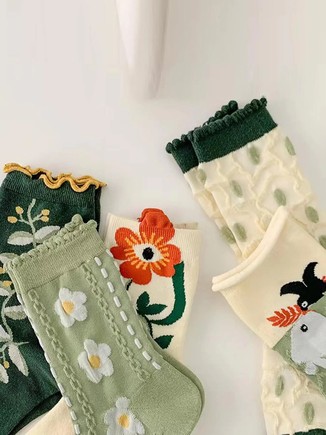 Women'S Vintage Floral Print Crew Socks, Fashion Casual Elegant Comfy Breathable Stretchy Knitting Medium Fit Socks, Women Socks for All Seasons Daily Wear, Womenswear, Casual Stylish Socks