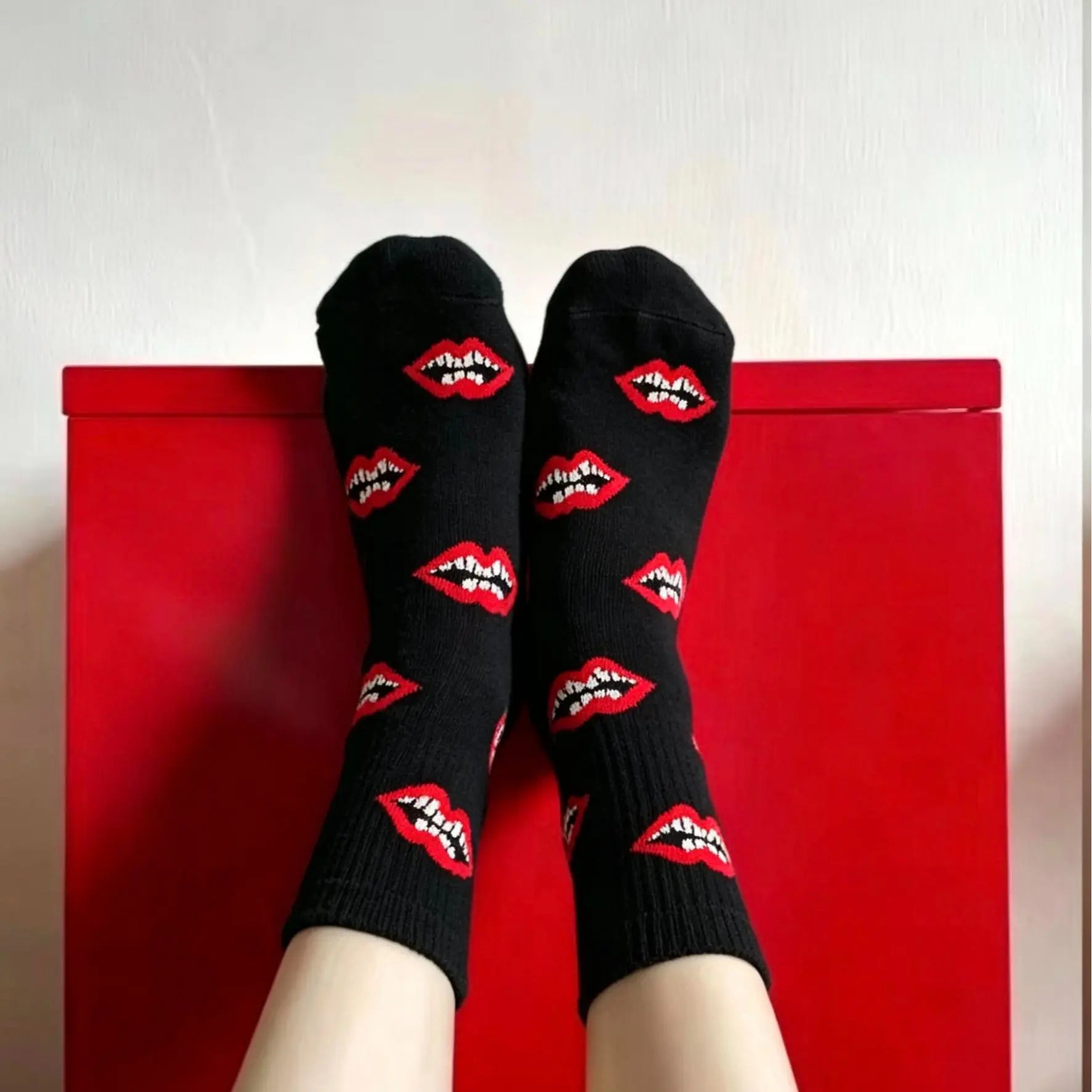 Happy to Socks Unisex Mid-Calf Socks, European & American Trendy Thick-Soled Lip Socks, Ideal Couple Gift