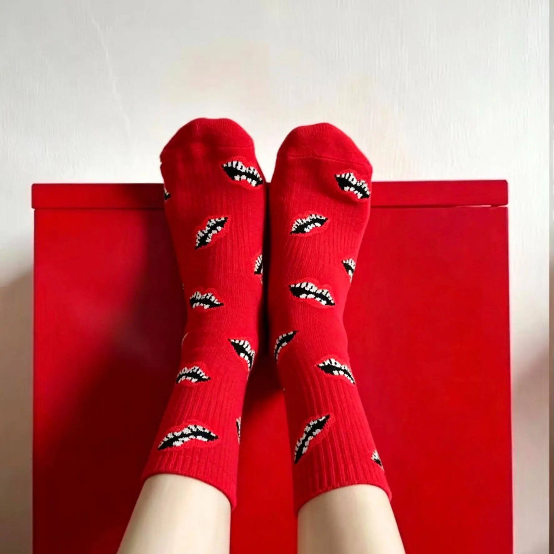 Happy to Socks Unisex Mid-Calf Socks, European & American Trendy Thick-Soled Lip Socks, Ideal Couple Gift