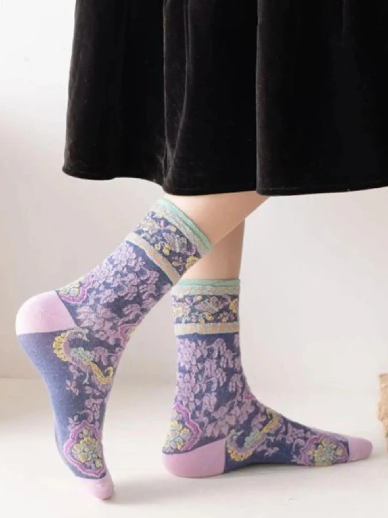 Women'S 5 Pairs Multicolored Floral Jacquard Crew Socks, Fashion Casual Comfy Mid Calf Socks for Daily Outdoor Wear, Women Hosiery for Fall & Winter